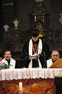 Pražský biskup doc. ThDr. David Tonzar, Th.D. při pobožnosti