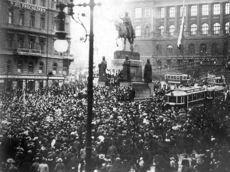 Shromáždění na Václavském náměstí v Praze v den vyhlášení Československé republiky 18. října 1918